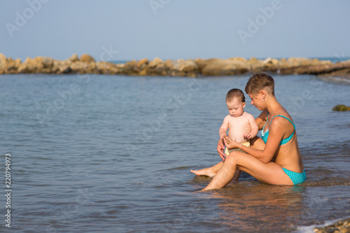 Mom with a baby on the sea © Evgenia Tiplyashina