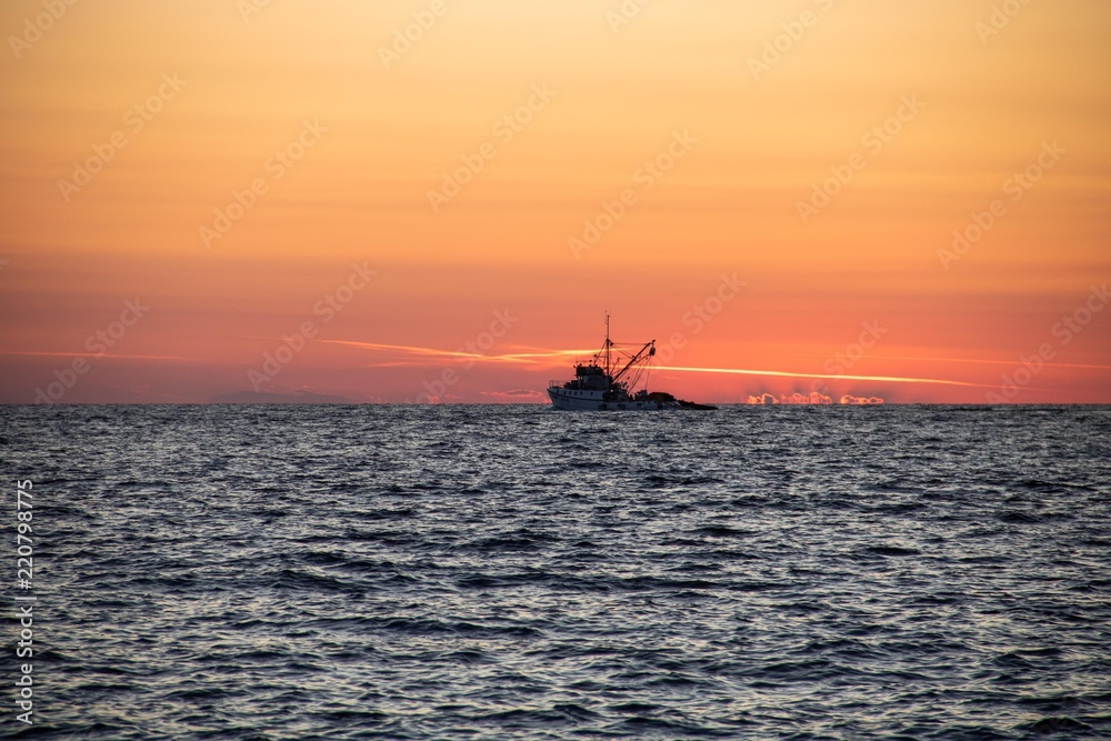 Schiff im Sonnenuntergang