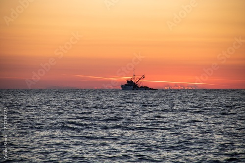 Schiff im Sonnenuntergang © Boris