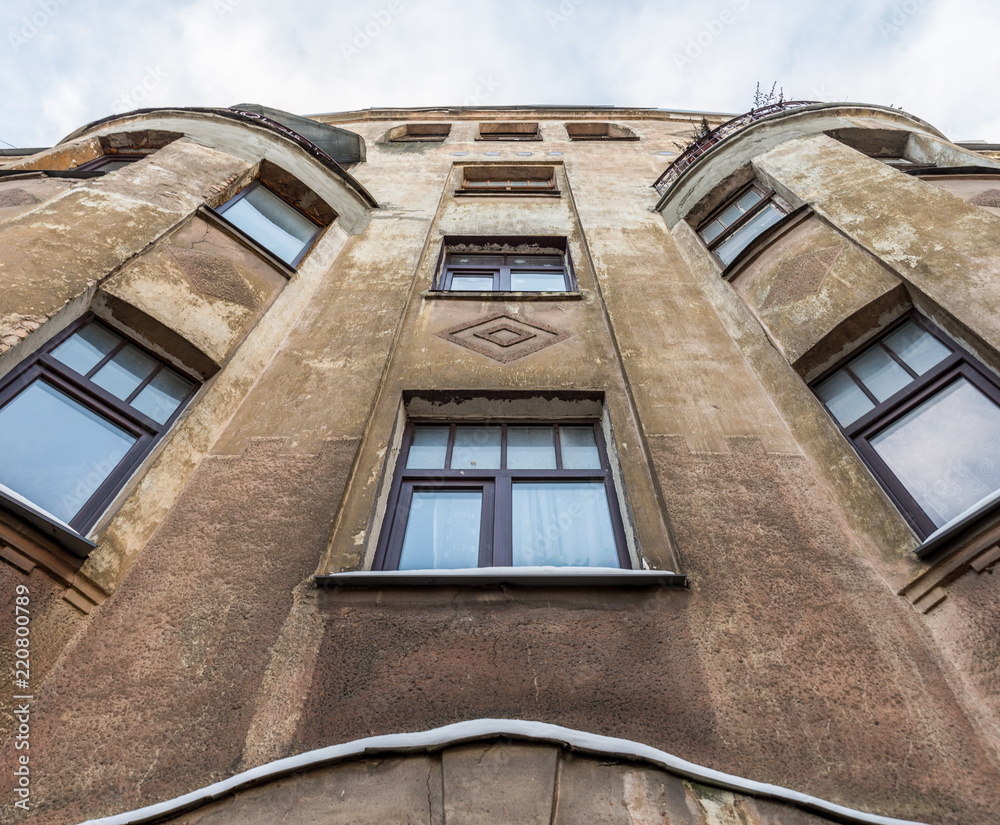 Obraz premium Old building seen from below