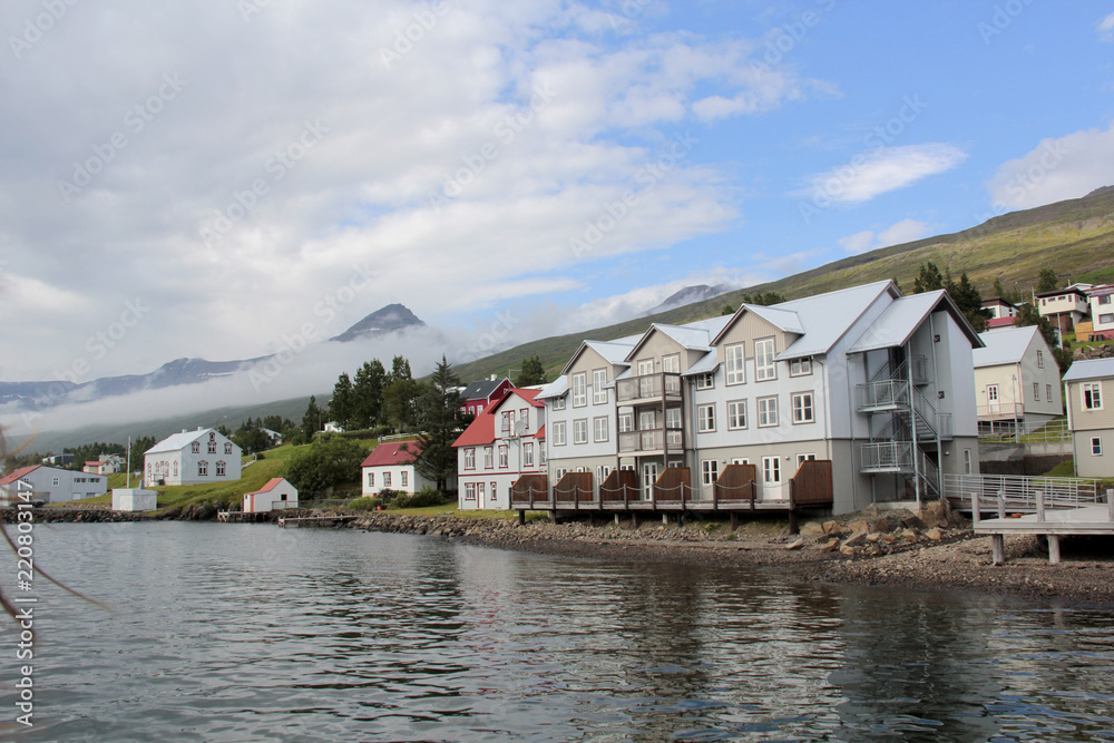 village au bord du fjord