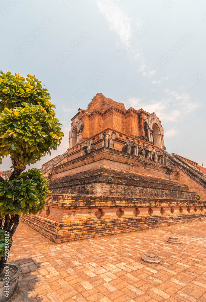 Las ruinas del Wat Chedi Luang, Chiang Mai, Tailandia