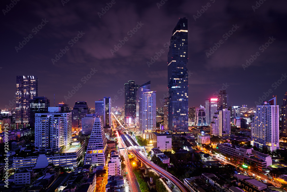 Obraz premium noc miejskiego pejzażu miejskiego w metropolii i światło nieba pociągiem