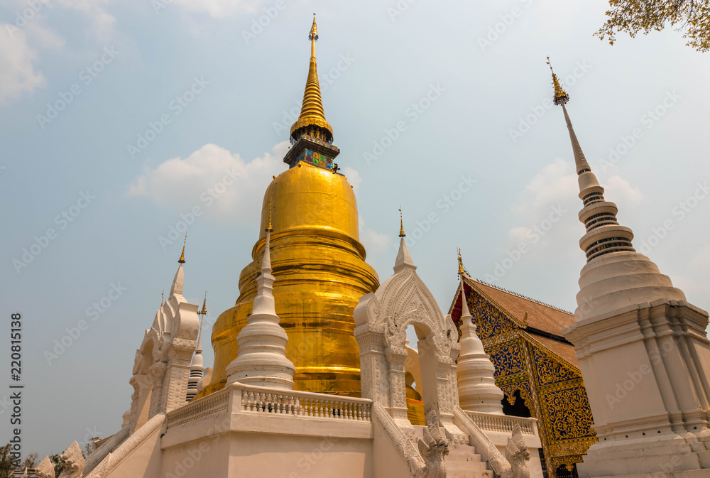 Fototapeta premium Espectacular pagoda dorada en el Wat Suan Dok, Chiang Mai, Tailandia.