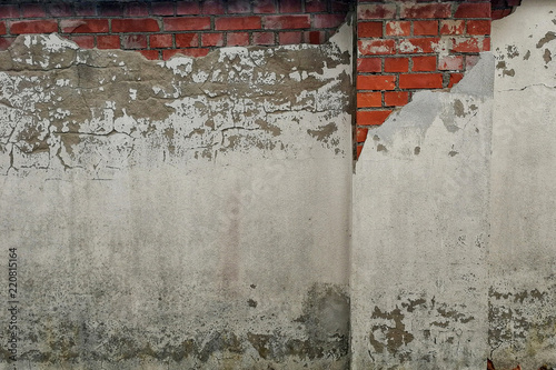 abbröckelnde Steinmauer weiß mit roten Ziegelsteinen photo