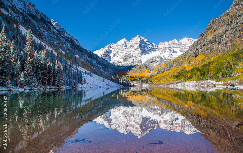 Fototapeta premium Maroon Bells in fall foliage after snow storm in Aspen, Colorado