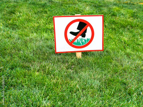 Please keep off the grass sign attention