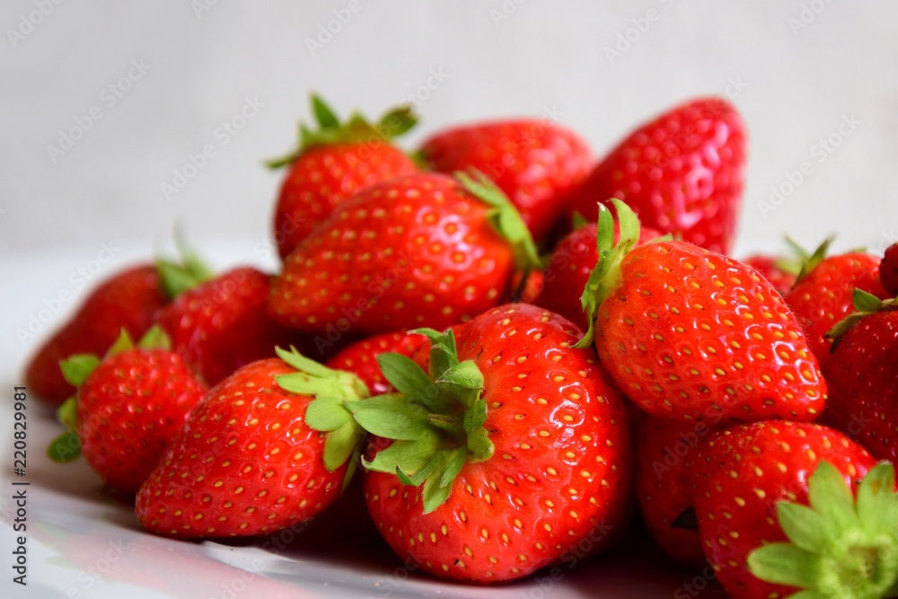 Frische leckere Erdbeeren auf weißen Hintergrund Frische leckere Erdbeeren auf weißen Hintergrund