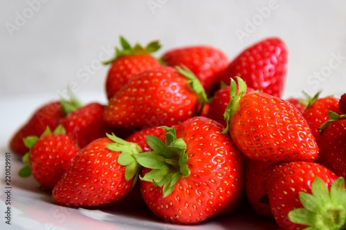 Frische leckere Erdbeeren auf weißen Hintergrund