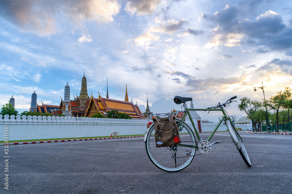 Fototapeta premium Retro bicycle background with wat phakeaw, landmark of bangkok