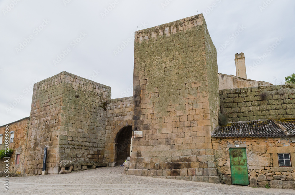 Puerta en las murallas de Castelo Mendo, Guarda. Portugal.