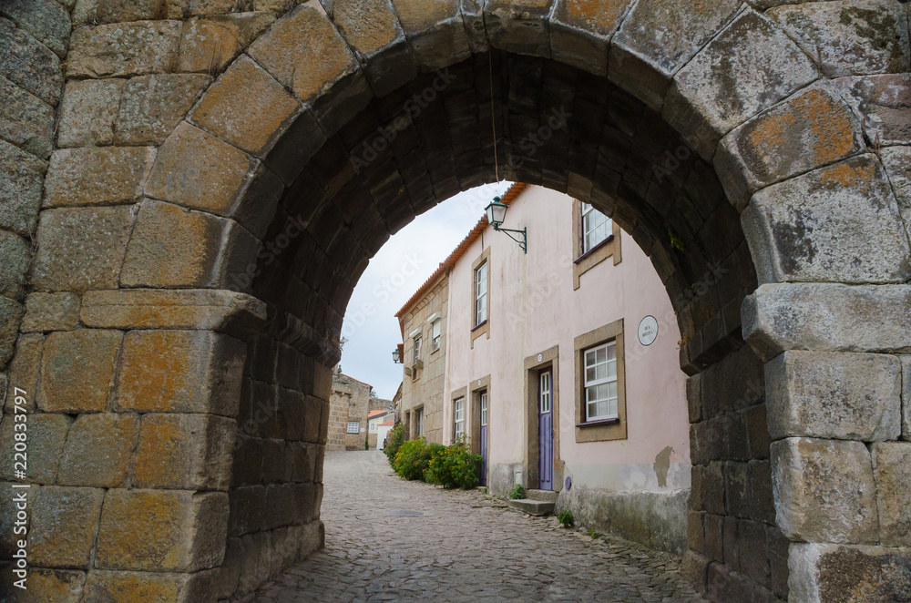 Arco de entrada en la muralla de Castelo Mendo, Guarda. Portugal.