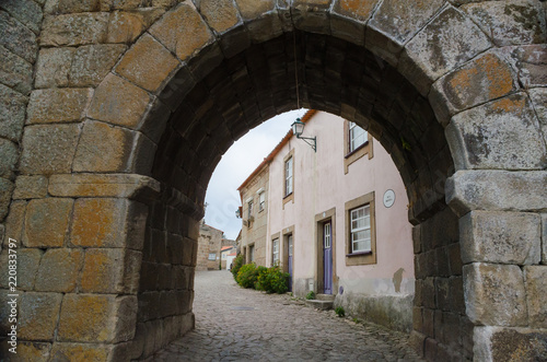 Arco de entrada en la muralla de Castelo Mendo, Guarda. Portugal. © VicVaz