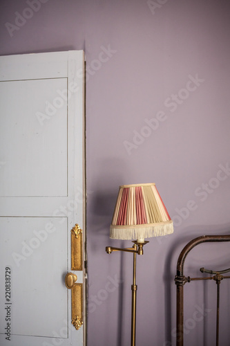 intérieur chambre zen couleurs pâles mur mauve lampadaire laiton photo