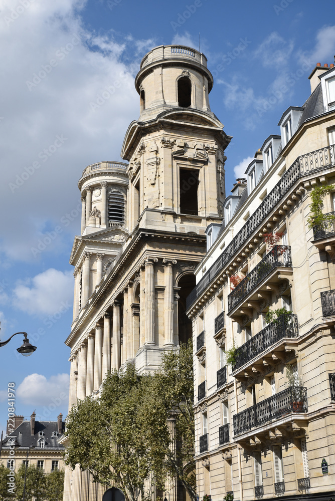 Clochers de l'église Saint-Sulpice à Paris, France
