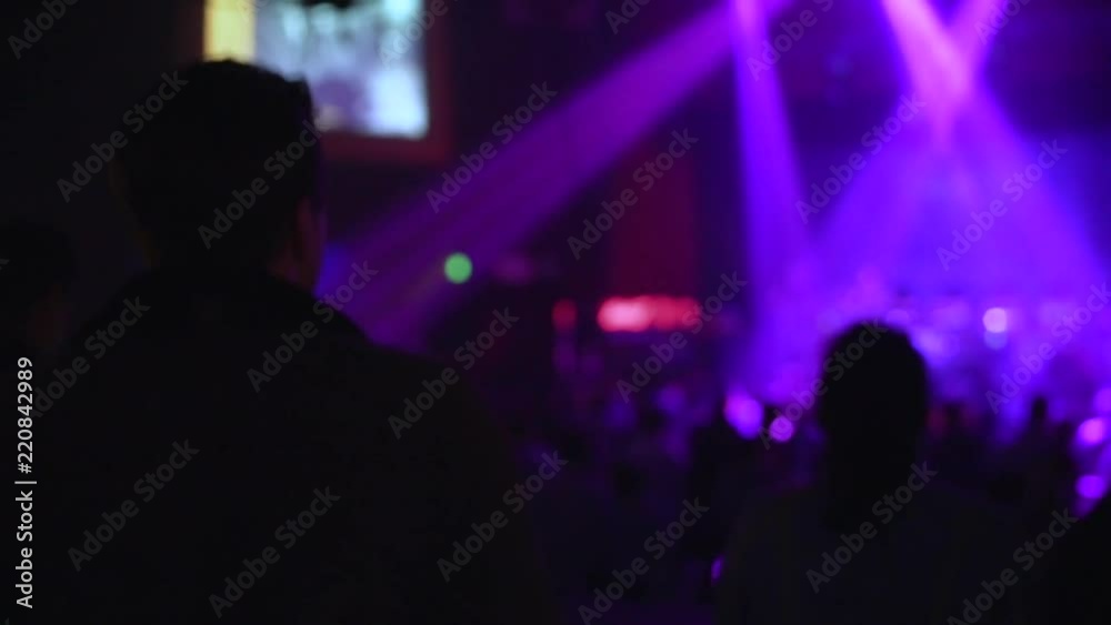 Persona danzando en vivo durante concierto.