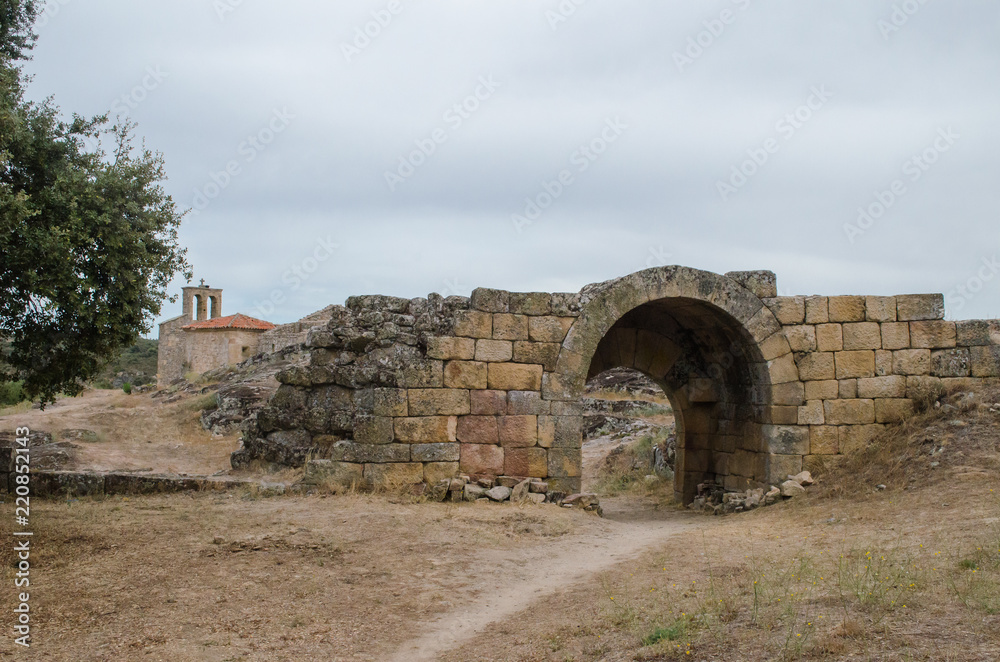 Puerta en la muralla de Castelo Mendo e iglesia. Portugal.
