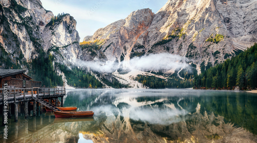 Fototapeta Panoramiczny widok na jezioro Braies z chatą i łodziami w górach Dolomitów i rano Seekofel, Sudtirol, Włochy