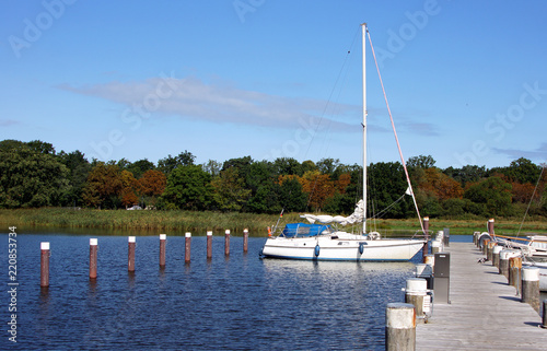 Segelboot im Hafen photo