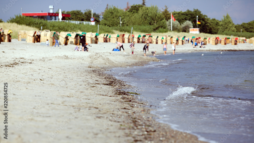 Obraz premium Südstrand mit den typischen Strandkörben an der Ostsee auf der Insel Fehmarn,