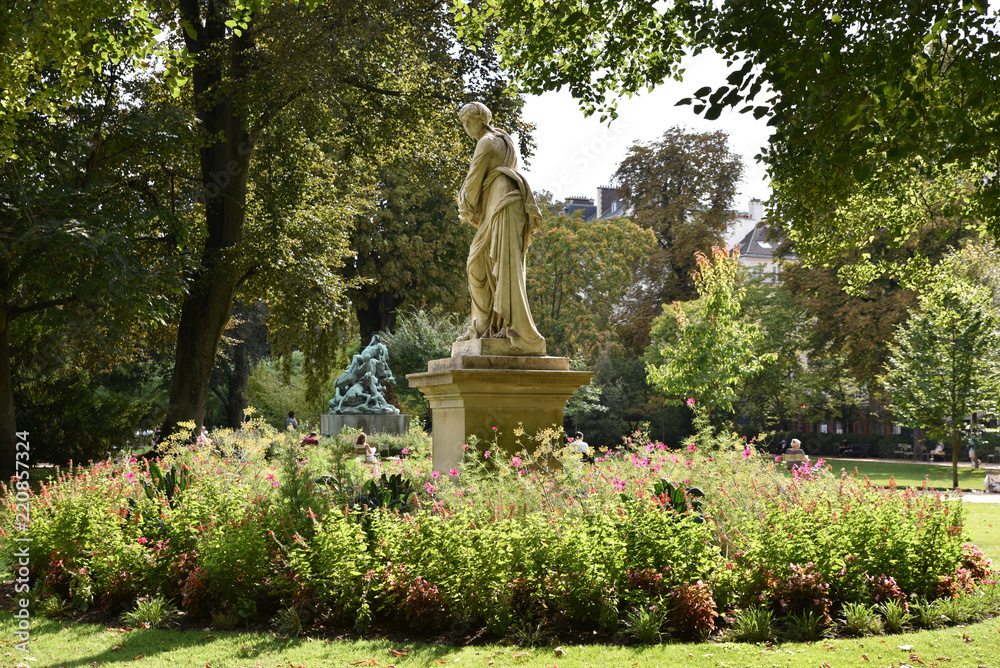 Statues au jardin du Luxembourg à Paris, France
