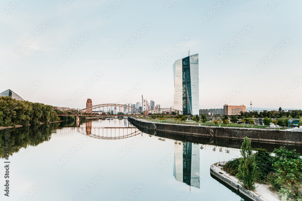 Europäische Zentralbank in Frankfurt Skyline im Hintergrund 