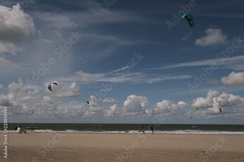 Kitesurfer an der Küste Zeelands / Niederlande photo