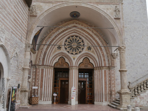 Assisi - ingresso della basilica di San Francesco inferiore © filippoph