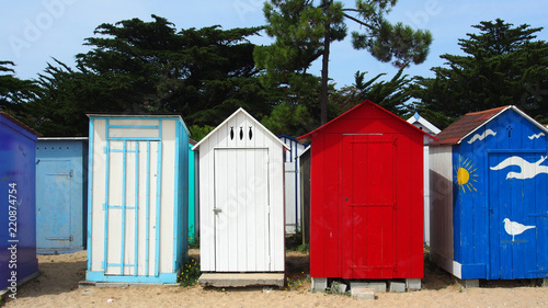 Bunte Strandkabinen auf der Ile d'Oléron, Frankreich © finecki