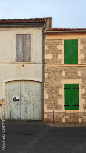 Frankreich: Schlafendes Dorf, Häuser an der Atlantikküste