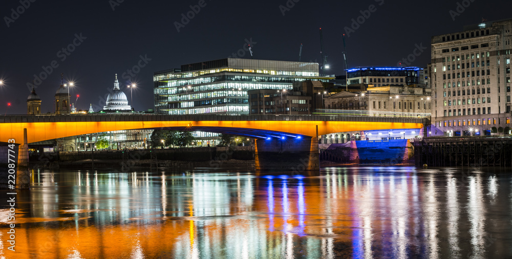 Fototapeta premium London Bridge by Night - Long exposure