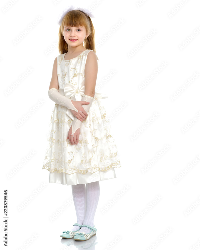 The little girl is full-length. The little girl is full-length.