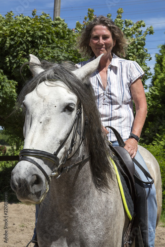 Pferd (Schimmel) mit Reiterin/Halterin © Bittner KAUFBILD.de