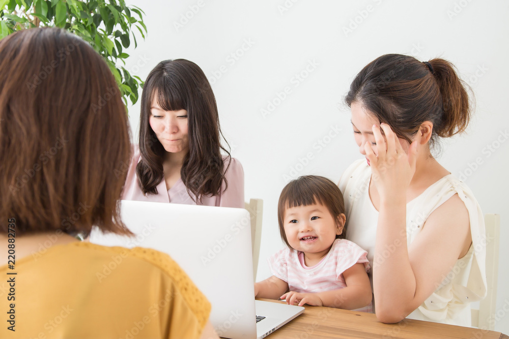 オフィスに子供がいて困る女性