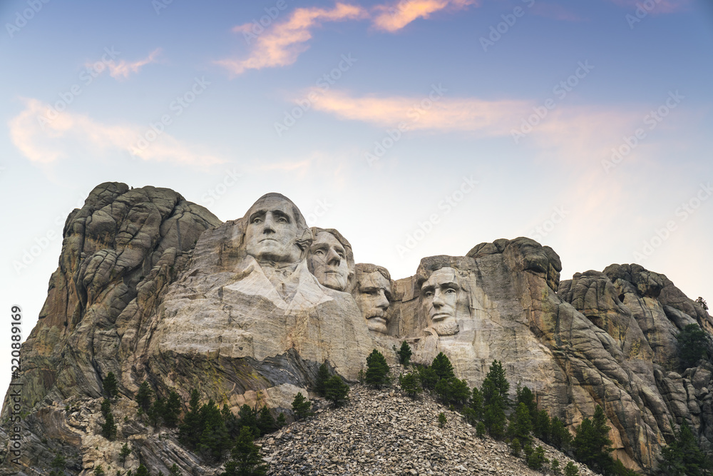 mount Rushmore natonal memorial  at sunset. - obrazy, fototapety, plakaty 