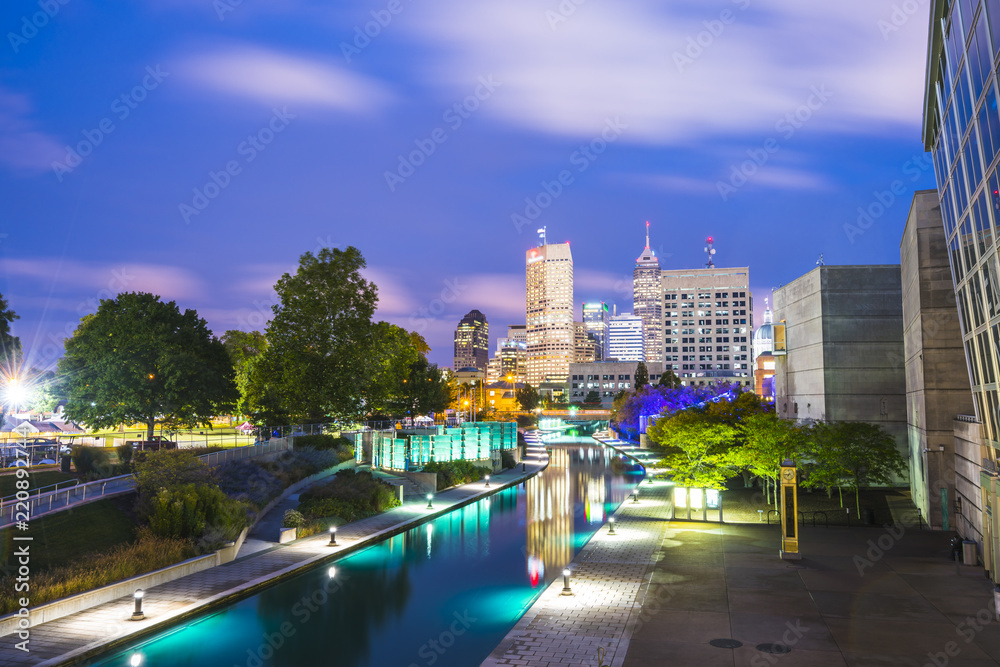 Obraz premium indianapolis,indiana,usa-09-13-17, beautiful indiannapolis skyline with reflection on water.
