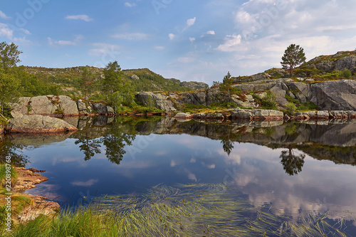 atemberaubende Landschaft am Bergsee in Norwegen