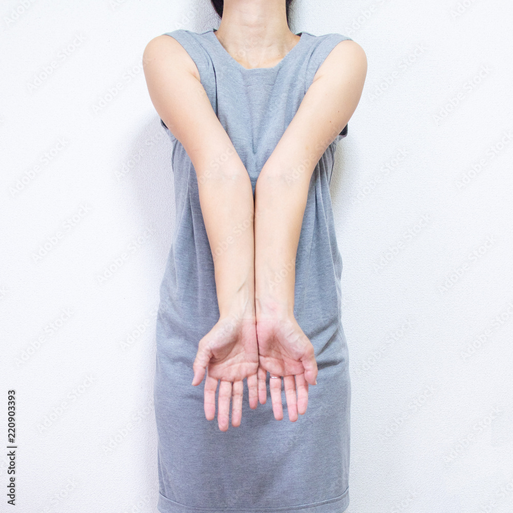 猿腕 猿手 のグレーの服の女性 6 Stock Photo Adobe Stock