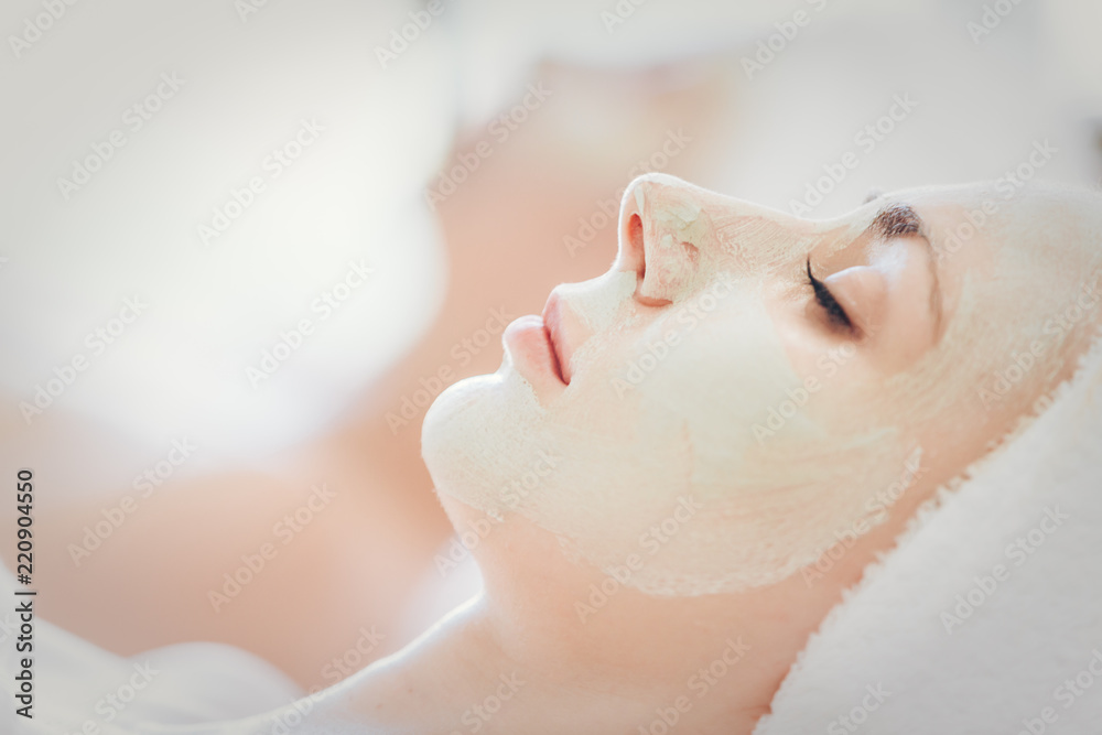 Naklejka premium closeup face beautiful woman on bed spa