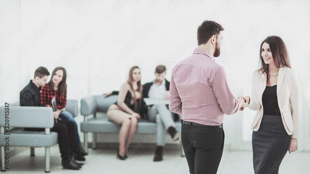 Obraz premium welcome handshake Manager and the client in the lobby of the office