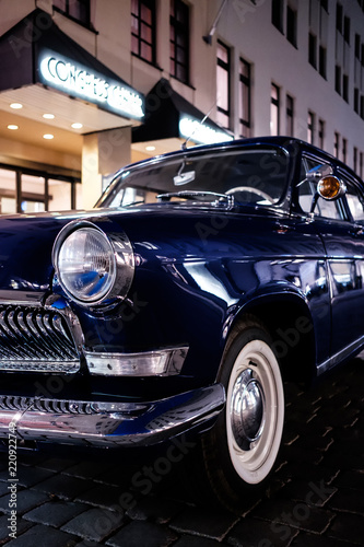 Blauer Oldtimer bei Nacht