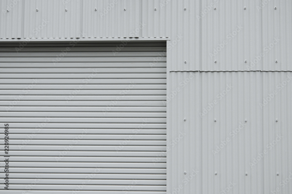 グレー色のシャッターと壁