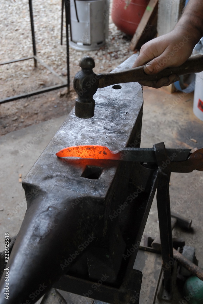 Outils du forgeron, enclume, marteau et pince à forge, mise en forme d'une  lame de couteau, département de l'Eure, Normandie, France Photos | Adobe  Stock