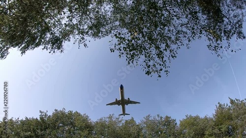 Flugzeug bei der Landung im Tiefflug über dem Wald, Flughafen Frankfurt photo