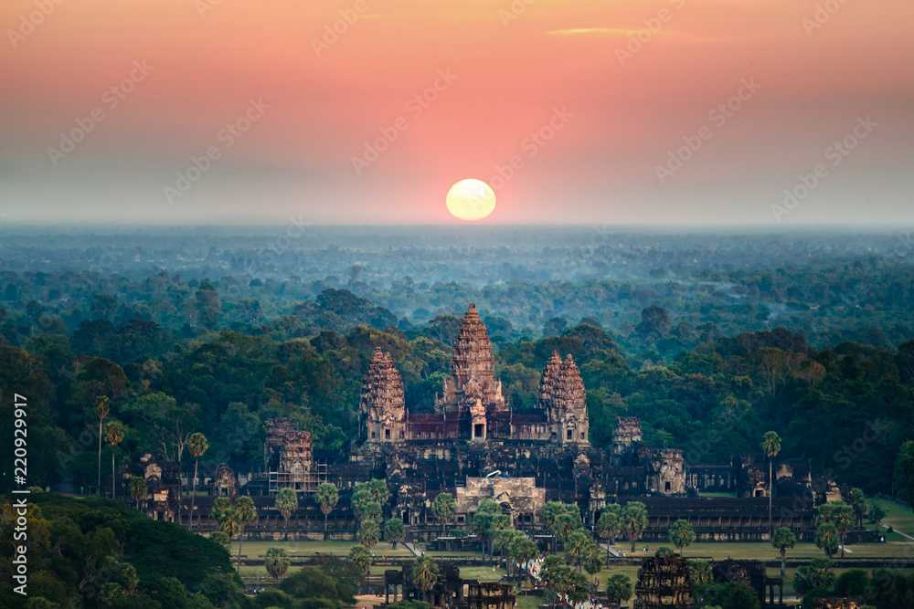 Naklejka premium Piękny widok z lotu ptaka Angkor Wat o wschodzie słońca-Siem Reap - Kambodża.