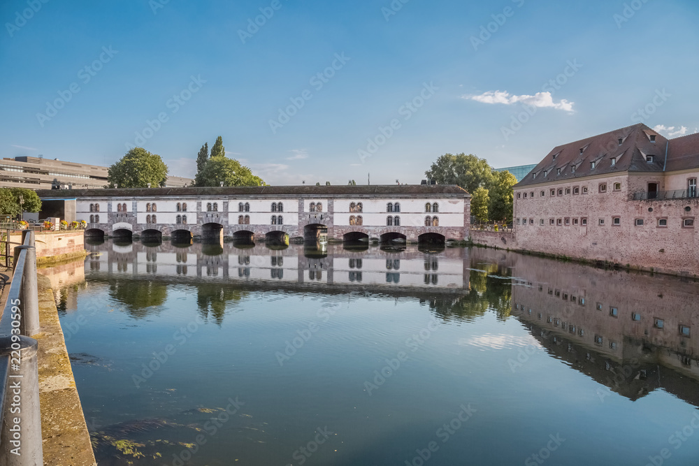 Blick auf das historische Barrage Vauban in Straßburg