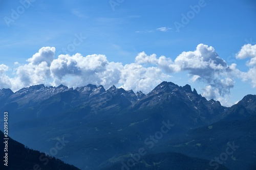 paesaggio montagna cielo azzurro natura nubi bianco cime rocce parco all'apero alpi europa