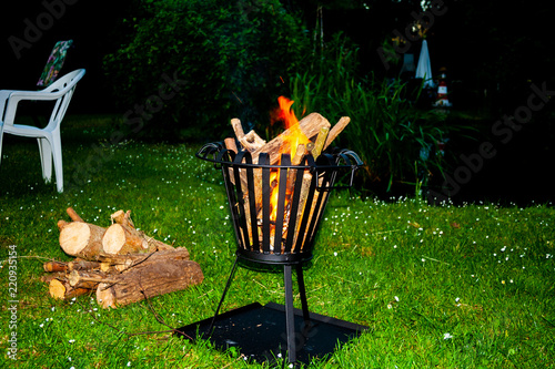 Offenens Feuer in einem Feuerkorb im Garten