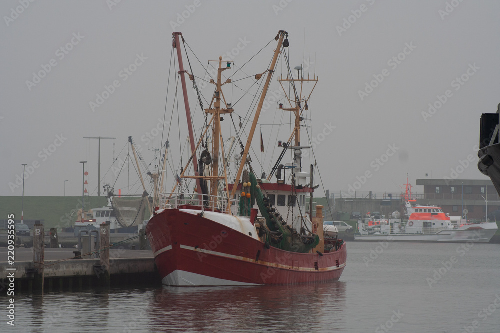 Fischkutter im Büsumer Hafen an der Nordsee