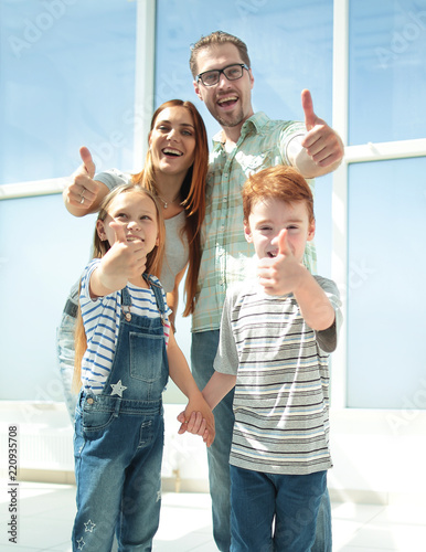 happy family showing thumbs up